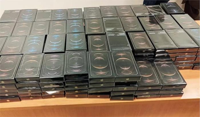 बेंगलुरु के अंतरराष्ट्रीय हवाईअड्डे पर 2.8 करोड़ रुपये के आईफोन जब्त