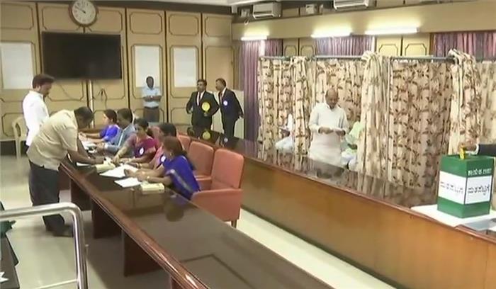 कर्नाटक में चार राज्यसभा सीटों के लिए मतदान जारी 