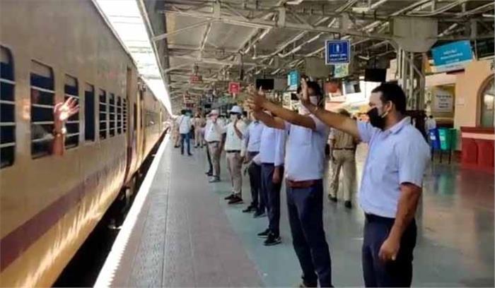 बेंगलुरु से कश्मीरी छात्रों को लेकर विशेष ट्रेन उधमपुर रवाना बेंगलुरु से कश्मीरी छात्रों को लेकर विशेष ट्रेन उधमपुर रवाना