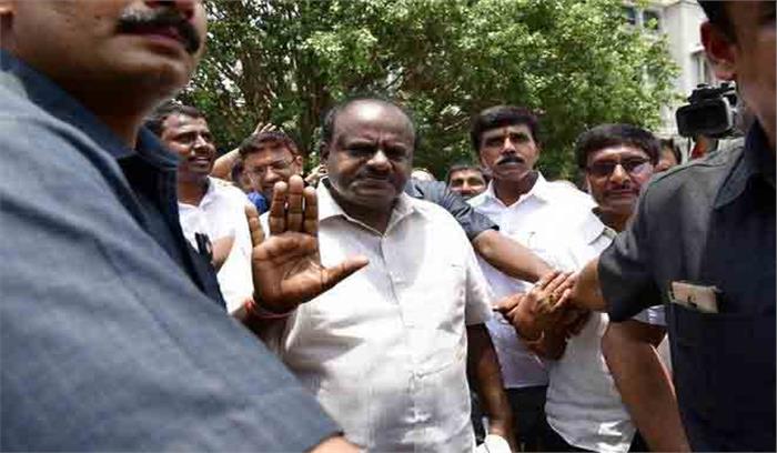 सोनिया गांधी और राहुल गांधी को न्योता देने के लिए कुमारस्वामी दिल्ली रवाना