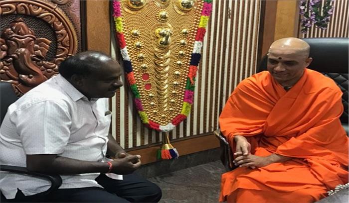 कर्नाटक चुनाव:  मतदान से पहले  नेताओं ने मठों और गौ माता का लिया आशीर्वाद