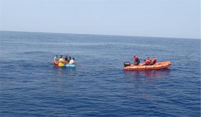 कर्नाटक के कोस्ट गार्ड ने चालक दल के 6 सदस्यों को मध्य सागर से बचाया