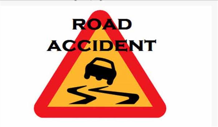 टेम्पो के पेड़ से टकरा जाने से 13 लोगों की मौत