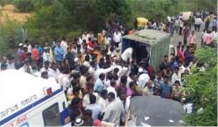 कर्नाटक में भीषण सड़क हादसा, 12 लोगों की मौत