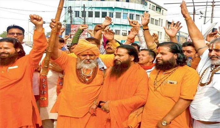 कर्नाटक में सरकार की ओर से विकास कार्य न करने का अारोप लगाकर संतों ने किया विरोध प्रदर्शन