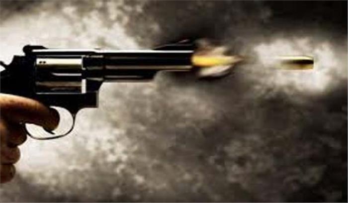 एक व्यक्ति ने परिवार के चार सदस्यों को गोली मारकर की खुदकशी