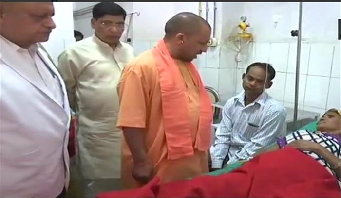 योगी ने बीच में छोड़ा कर्नाटक दौरा,  तूफान प्रभावित आगरा में  पीड़ितों को जाना हाल