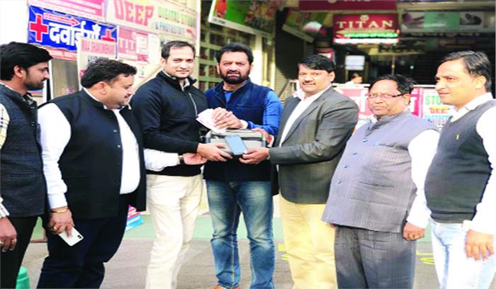 ऑटों चालक ने लौटाया युवक का छूटा हुआ मोबाइल व बैग