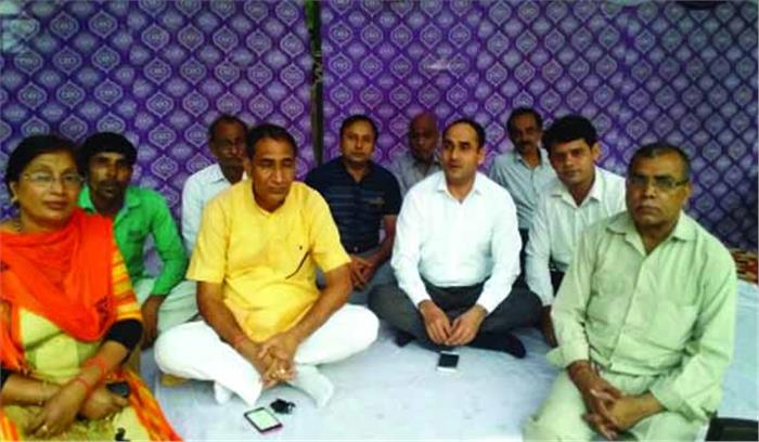 मूर्ति चोरी को लेकर विधायक भी धरने पर बैठे