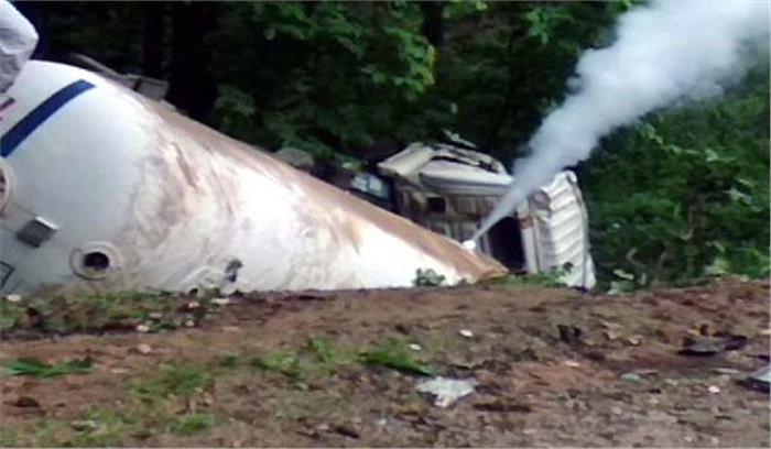 गैस टैंकर पलटने से एनएच पर यातायात बाधित