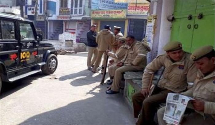 कासगंज के धार्मिक स्थल का दरवाजा आग से जला, पुलिस जांच में जुटी