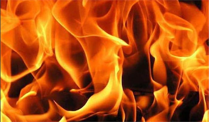 कासगंज:सब्जी मंडी के पास धार्मिक स्थल का दरवाजा जला, पुलिस जांच में जुटी​​​​​​​