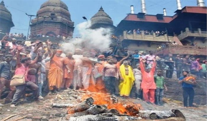 काशी में महाश्मशान पर चिता भस्म की होली