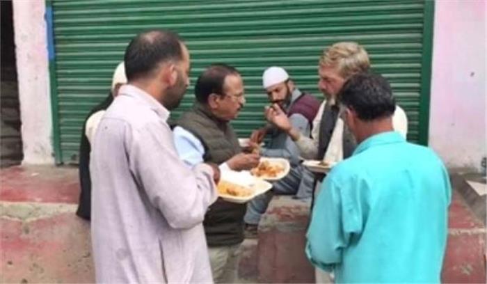 कश्मीर पहुंचे डोभाल, कश्मीरियों संग किया लंच