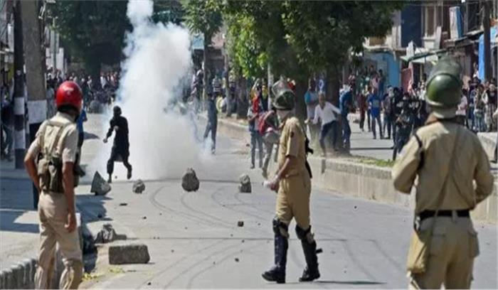 कश्मीर : छात्रों और सुरक्षा बलों के बीच संघर्ष जारी