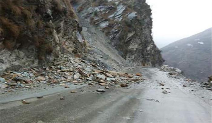 भूस्खलन के कारण श्रीनगर-जम्मू राष्ट्रीय राजमार्ग बंद