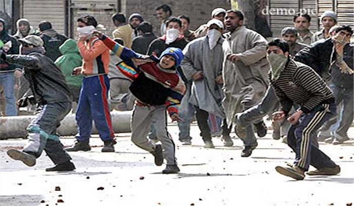 पत्थरबाज युवक को जीप से बांधने पर कश्मीर में गुस्सा