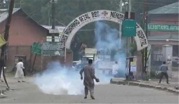 ईद की नमाज़ के बाद सुरक्षा बलों और पत्थरबाजों के बीच हिंसक झड़प