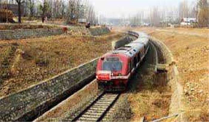सुरक्षा कारणों से स्थगित की गयी रेल सेवा फिर से शुरू