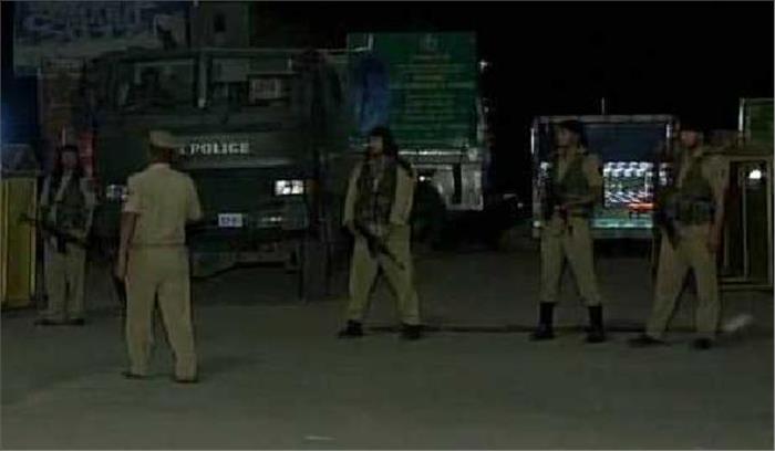 सुरक्षा बलों के वाहनों को आने जाने की अनुमति नहीं