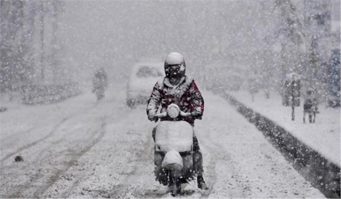 कश्मीर में ताजा हिमपात से दूर दराज के गांवों से टूटा संपर्क कश्मीर में ताजा हिमपात से दूर दराज के गांवों से टूटा संपर्क