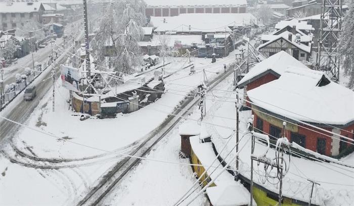 घाटी में लगातार हिमपात , ट्रेन सेवाएं स्थगित घाटी में लगातार हिमपात , ट्रेन सेवाएं स्थगित