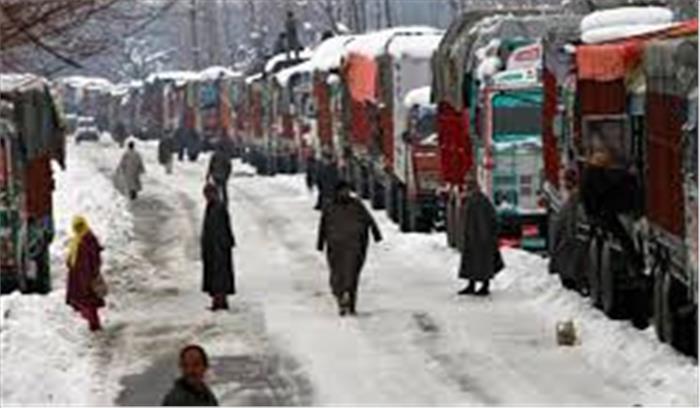 श्रीनगर-जम्मू राष्ट्रीय राजमार्ग पर केवल फंसे हुए वाहनों को अनुमति