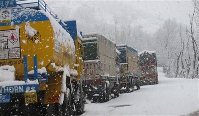 ताजा हिमपात के कारण श्रीनगर-जम्मू राष्ट्रीय राजमार्ग बंद