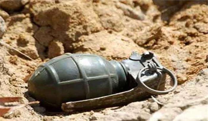 कश्मीर:  आतंकवादियों के ग्रेनेड हमले में तीन जवान, एक पुलिसकर्मी समेत पांच लोग घायल