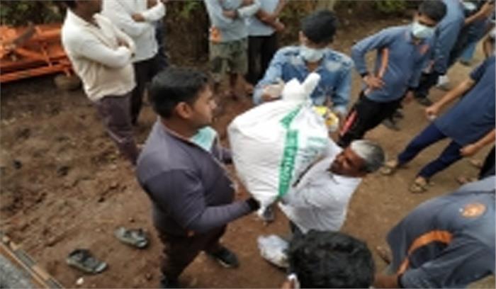 कश्मीरी छात्रों ने महाराष्ट्र में बाढ़ पीड़ितों की सहायता की