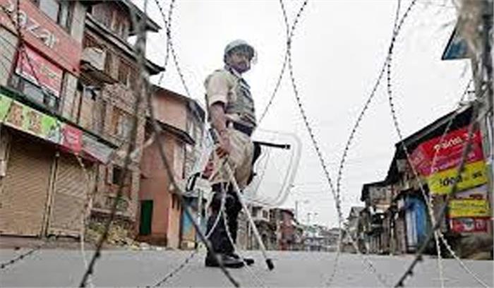 कितने हिरासत में, कितने बाहर भेजे अपनों की तलाश में जुटे हैं कश्मीरी