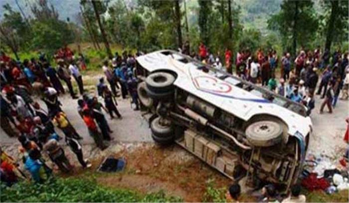 जम्मू- कश्मीर: सड़क हादसे में एक की मौत, 10 घायल जम्मू- कश्मीर: सड़क हादसे में एक की मौत, 10 घायल