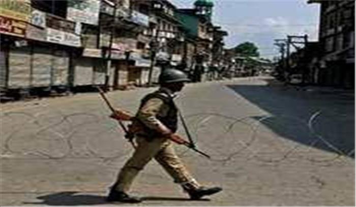 कश्मीर और जम्मू में अघोषित कर्फ्यू दूसरे दिन भी जारी, कई जिलों में अब घोषित कर्फ्यू