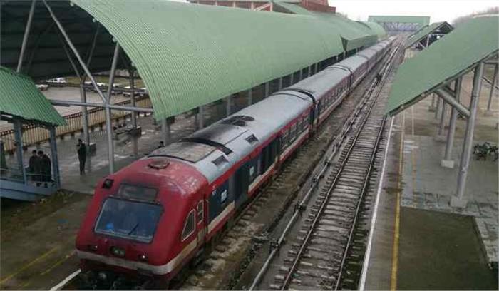 कश्मीर में अलगाववादियों के हड़ताल के आह्वान पर घाटी में रेल सेवा स्थगित
