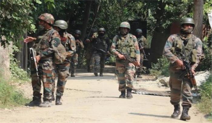 कश्मीर : दो आतंकवादियों ने सुरक्षाबलों के समक्ष सरेंडर किया कश्मीर : दो आतंकवादियों ने सुरक्षाबलों के समक्ष सरेंडर किया