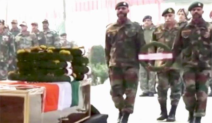 कश्मीर:  आतंकी हमले में शहीद हुए सीआरपीएफ अधिकारी को दी गई श्रद्धांजलि 