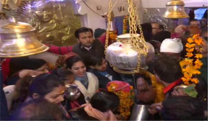 महाशिवरात्रि के मौके पर कश्मीर के मंदिरों में भक्तों की भीड़