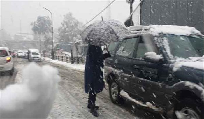 कश्मीर में भारी बर्फबारी के कारण कई सड़कों को किया गया बंद