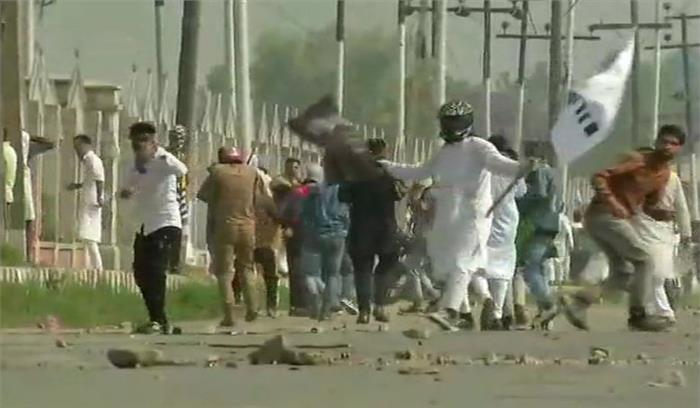  कश्मीर में ईद की नमाज के बाद सुरक्षाबलों पर पत्थरबाजी