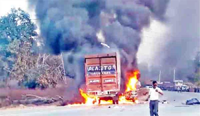 मालवाहक और कार में भिड़ंत के बाद लगी आग, दो जिंदा जले