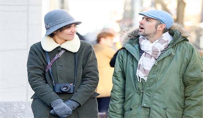 बिना मेकअप न्यूयॉर्क की सर्दी का मजा लेती नजर आईं कैटी होम्स