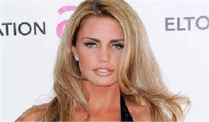 केटी प्राइस ने बेटी को अपनी टॉपलेस तस्वीर दिखाई 