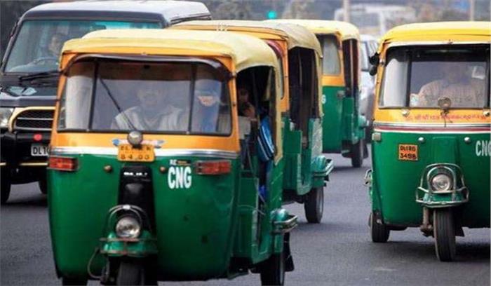 केजरीवाल ने ऑटो रिक्शा चालकों को दी राहत केजरीवाल ने ऑटो रिक्शा चालकों को दी राहत
