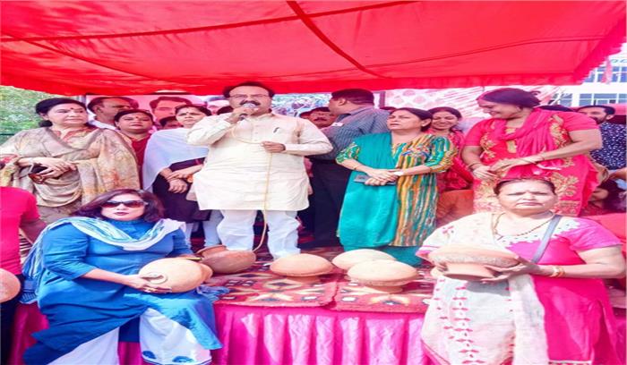 केजरीवाल सरकार के खिलाफ मटका फोड़ प्रदर्शन केजरीवाल सरकार के खिलाफ मटका फोड़ प्रदर्शन