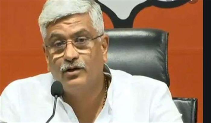 केजरीवाल ने यमुना की सफाई की जिम्मेदारी छोड़ी : शेखावत