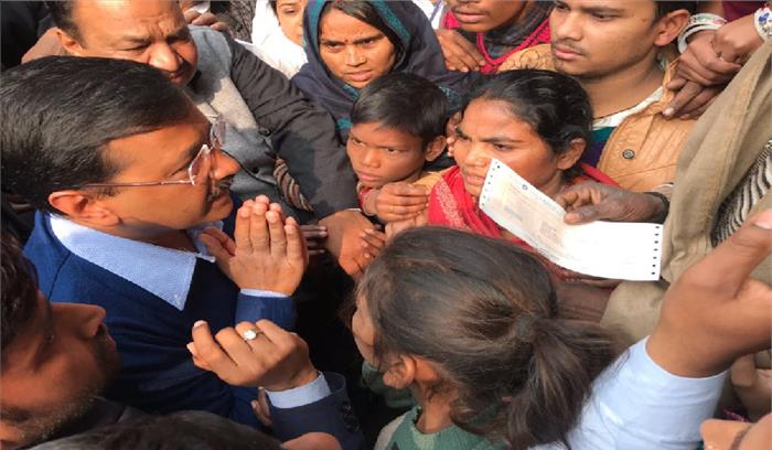 सीएम केजरीवाल ने बवाना अग्निकांड प्रभावितों को बांटे चेक​​​​​​​