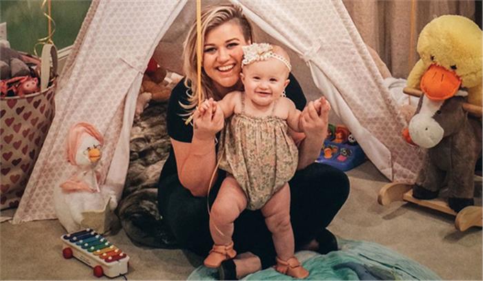 केली क्लार्कसन की 3 साल की बेटी अभी से धौंस जमाती है केली क्लार्कसन की 3 साल की बेटी अभी से धौंस जमाती है 