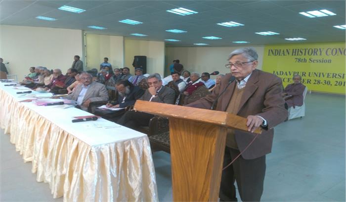 वे चाहें तो छीन सकते हैं मेरा पद : इरफान हबीब