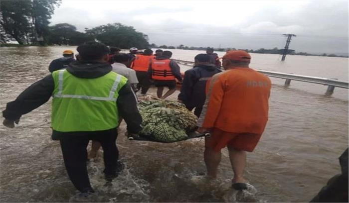 केरल में गर्भवती महिला सहित 6 अन्य को बाढ़ से बचाया केरल में गर्भवती महिला सहित 6 अन्य को बाढ़ से बचाया