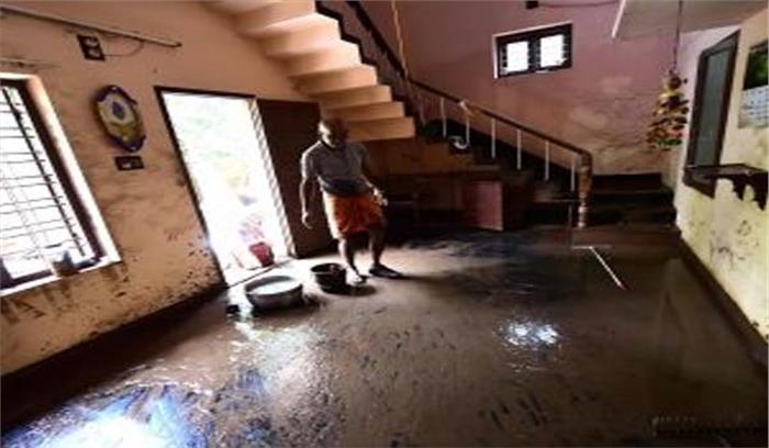 केरल : राहत शिविरों से घरों को लौट रहे लोग, सफाई जोरों पर